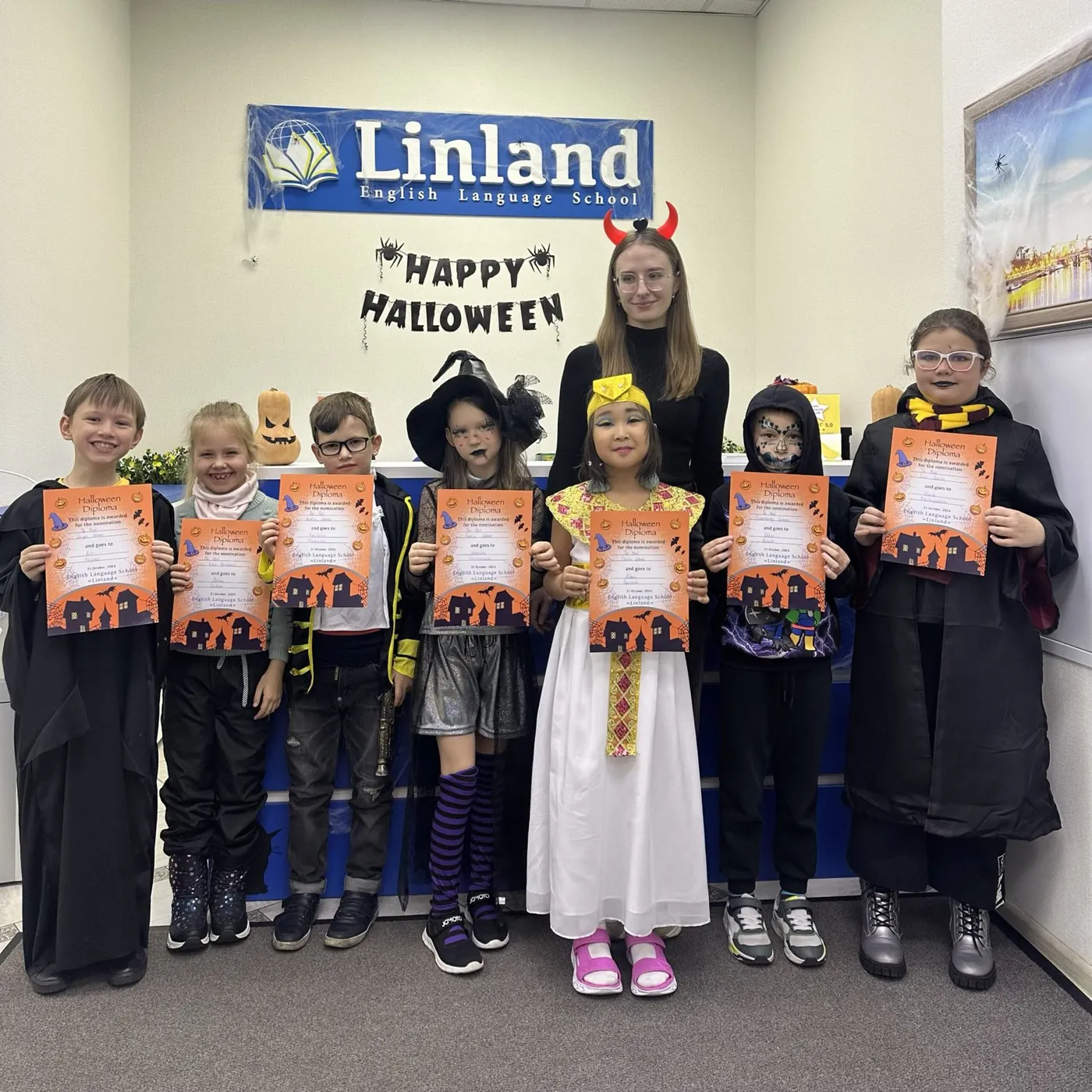 Дети на празднике Хэллоуин в школе Linland