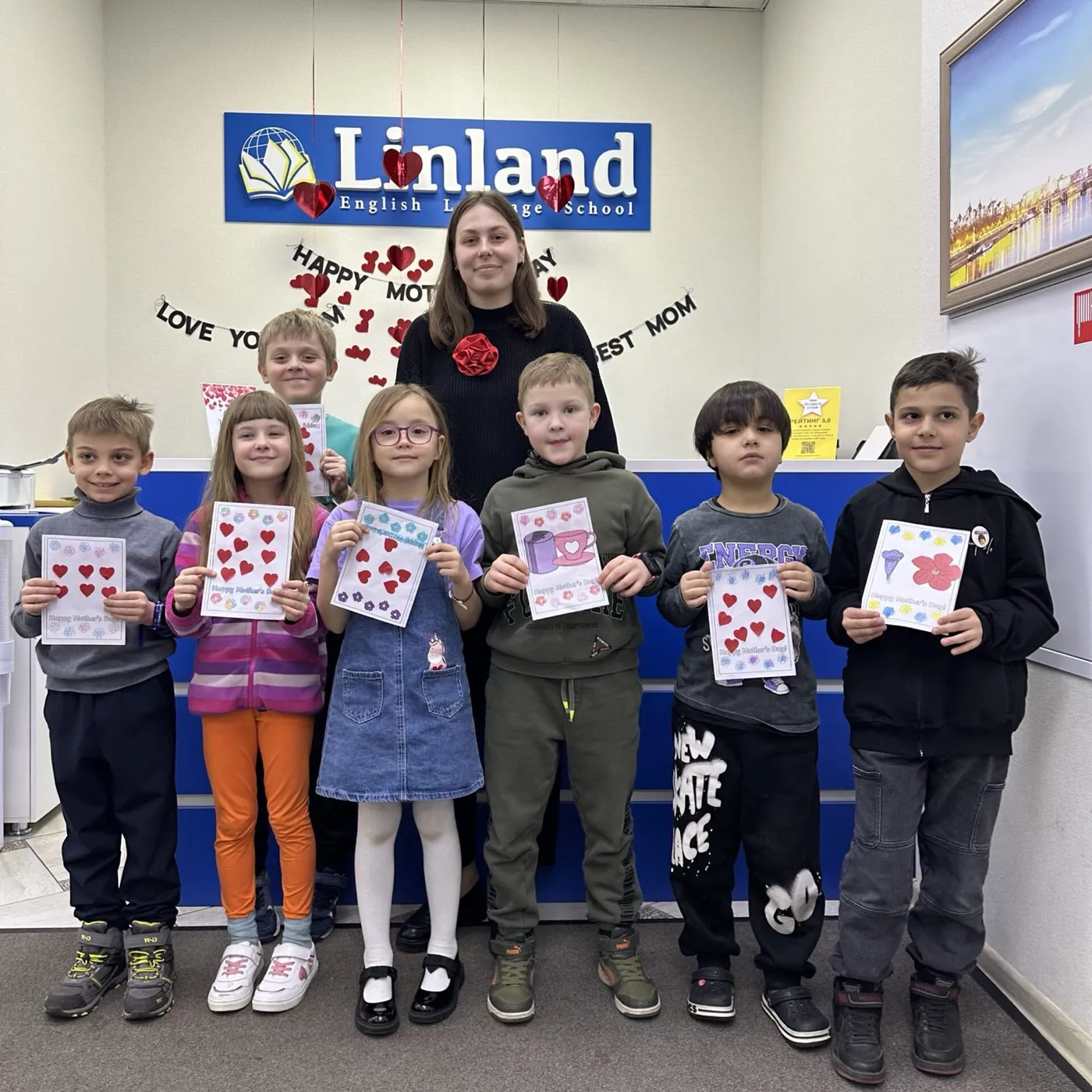 Ученики Linland с открытками ко Дню матери